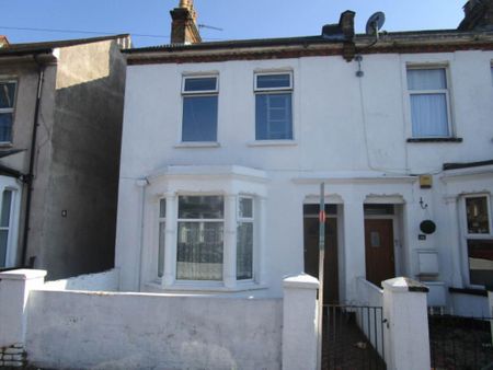 3 bedroom semi-detached house to rent - Photo 5
