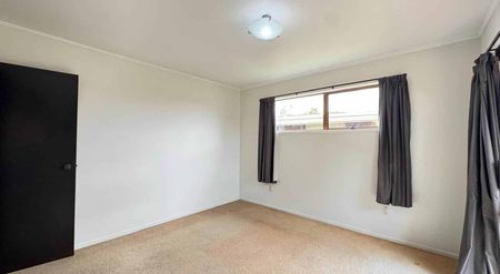 FANTASTIC THREE BEDROOM!! - Photo 3