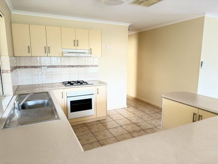3 BEDROOM 1 BATHROOM UNIT IN LARAPINTA RECENTLY RENOVATED - Photo 3