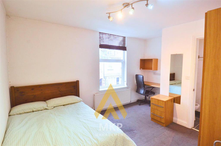 6 bedroom terraced house to rent - Photo 4