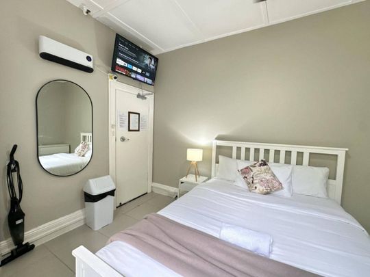 Ensuite Room for Rent in the Heart of Oxford Street - Photo 1