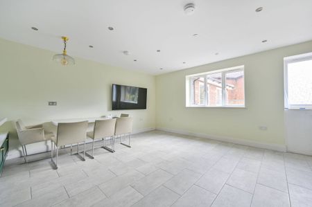 Caradon Close, Woking, GU21 - Photo 3