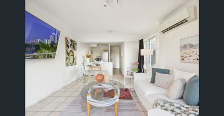 AVAILABLE 11/07/25 - JOHN 0468830367 - A stylist fully furnished unit - Photo 4