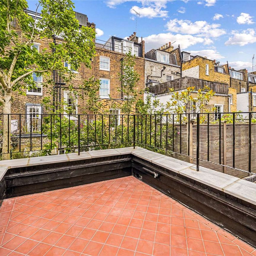 A beautifully refurbished five bedroom house, with separate terrace, tucked away in a pretty street seconds from the shops, bars and restaurants of the Kings Road - Photo 1