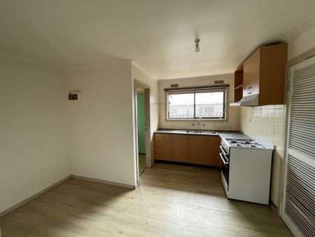 Light-Filled 2-Bedroom Unit in Altona North - Photo 3