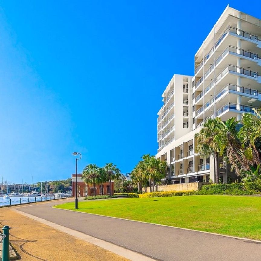 Premium One-Bedroom Apartment with Study & Stunning Harbour Views - Photo 1