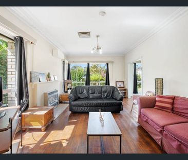 Five Bedrooms residence offering Spacious, practical and peaceful appeal - Photo 2