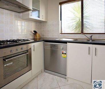 Modern Street Front Villa - Photo 5