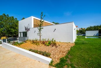 Moradia T6 de arquitetura moderna inserida no Golfe de Oeiras