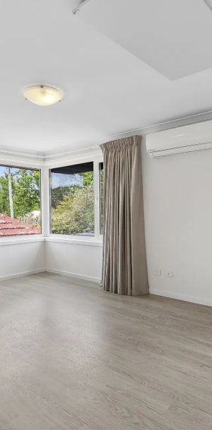 3 bedroom renovated home plus a studio + bathroom at the rear of the property - Photo 1