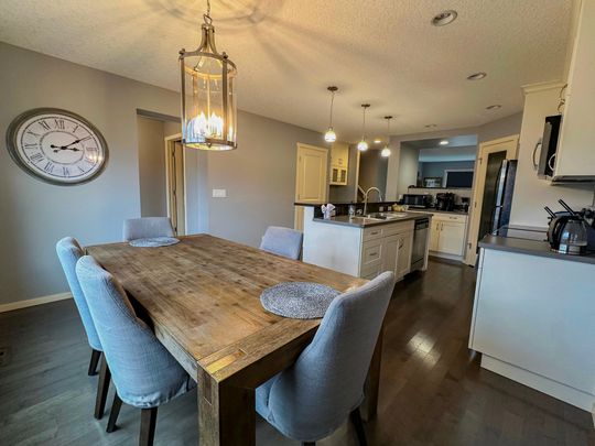 Family Living In Evanston – Steps From Schools, Parks & Shopping Double Garage - Photo 1