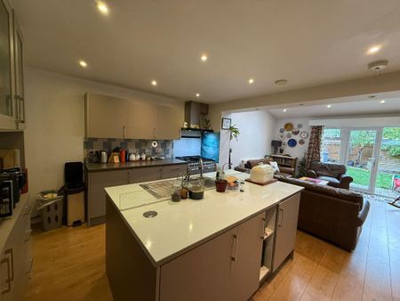 4 bedroom terraced house to rent - Photo 2