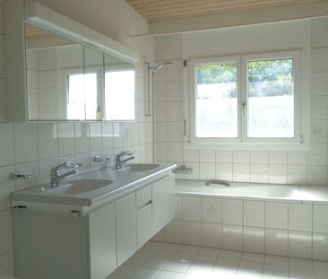 zentral gelegene 3.5-Zimmerwohnung mit Aussicht - befristet bis 31.... - Photo 5