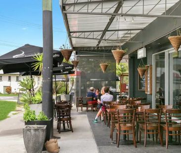 “Immaculate Townhouse In Great Location” - Photo 3