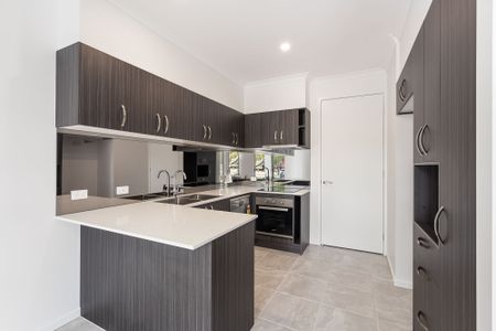 Modern Two Bedroom Townhouse! - Photo 5