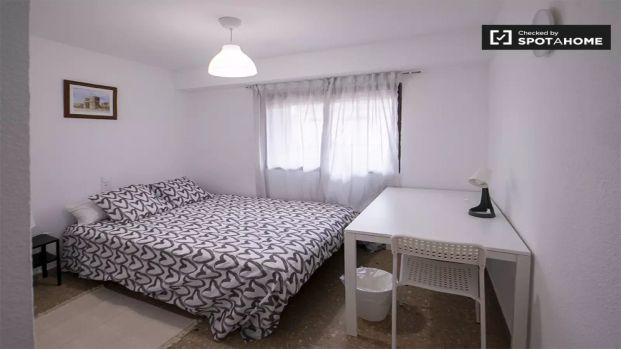 Rooms for rent in 5-bedroom apartment in Aiora - Photo 1
