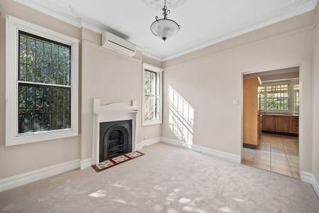 Charming two-bedroom home with potential third bed or office - Photo 4