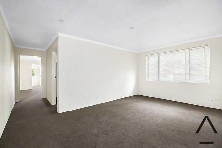 Spacious Renovated Apartment - Photo 2