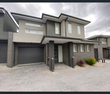 Charming Townhouse in Meadow Heights! - Photo 1