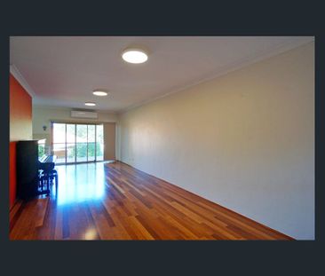 Morden 3 bedrooms and study with 2 cars garage - Photo 1