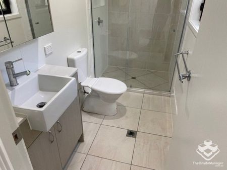 3 BEDROOM TOWNHOUSE - Double Garage, Air Cons, Pets Welcome - Photo 4