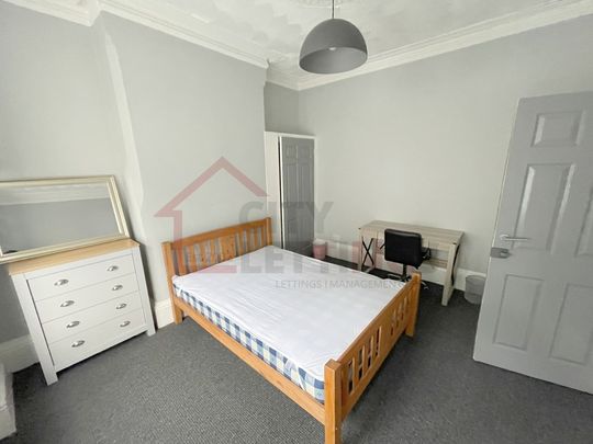 8 Bedroom Mid Terraced House - Photo 1