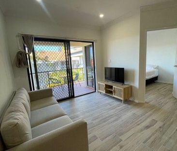 Centrally located, Freshly renovated Apartment! - Photo 2