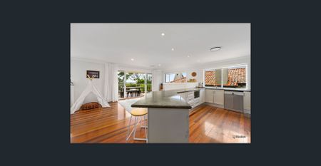 Beachside Living in Prestigious Woodgee Street and Great Ocean Views - Photo 4