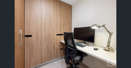 Massive Private Courtyard - Fully Furnished! - Photo 5