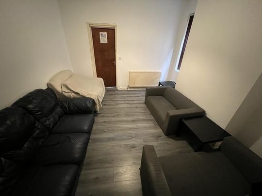 4 bedroom semi-detached house to rent - Photo 1