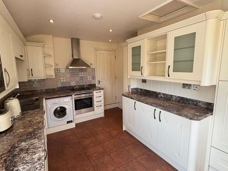 2 bedroom ground floor flat to rent - Photo 2