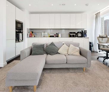 Two bed, 2 bathroom flat located in Nine Elms - Photo 6
