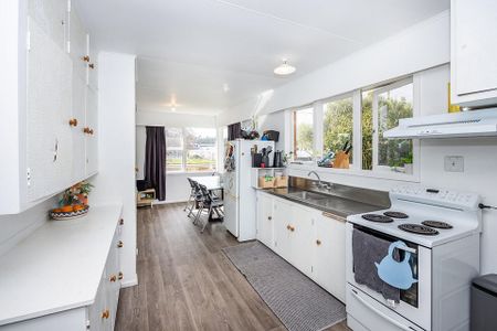 Spacious 3 bedroom brick house and fully fenced - Photo 2
