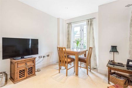 A beautifully furnished two bedroom property within easy reach of Winchester City centre. - Photo 2