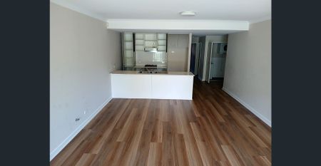 Bright, spacious apartment - walkable to shops, Jasper Road Public School and express buses - Photo 4