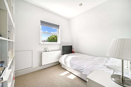 A smartly finished family home located on a highly sought after road in the heart of Parsons Green. - Photo 3