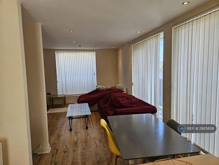 2 bedroom penthouse to rent - Photo 4