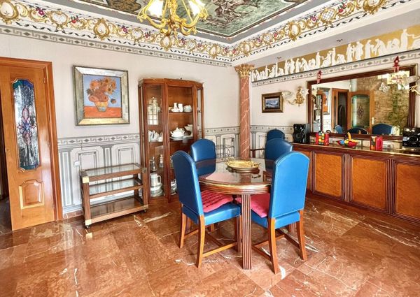 LONG TERM RENTAL. Spacious villa with 6 bedrooms for rent.