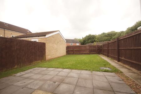 3 bedroom Semi-Detached House to let - Photo 5