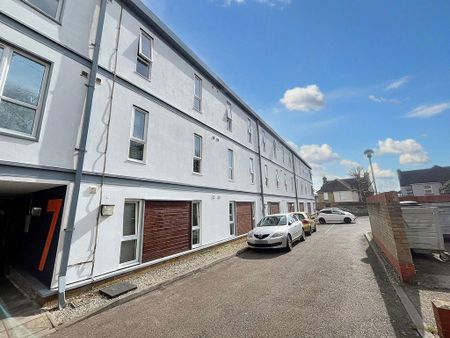 1 bedroom in a house share to rent - Photo 2
