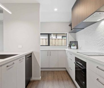 ROLLESTON - STYLISH 3 BEDROOM HOME, DOUBLE GARAGE, LARGE SECTION - Photo 4