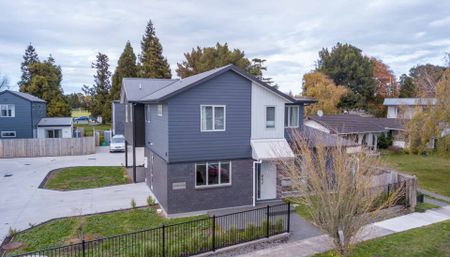 Modern Studio living - Photo 2