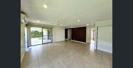 Spacious 4-Bedroom Family Home with 4 Air Conditioners - Photo 2