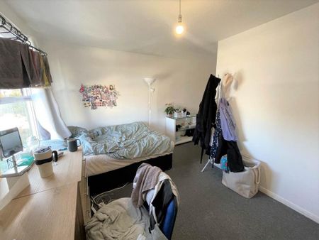 4 bedroom flat to rent - Photo 2