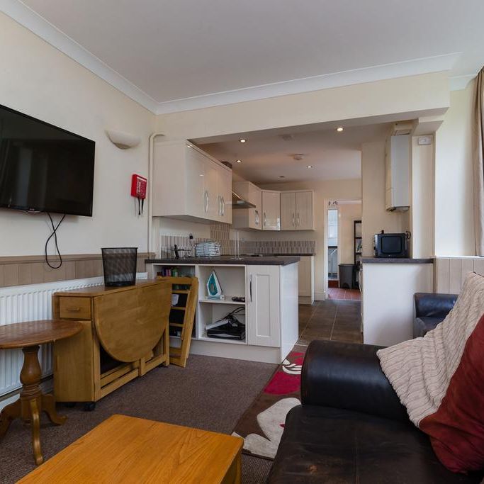 6 bedroom semi-detached house to rent - Photo 1