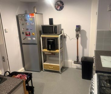 1 bedroom in a house share to rent - Photo 6