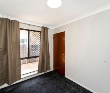Modern Villa in Prime Location – Walk to the Foreshore! - Photo 4