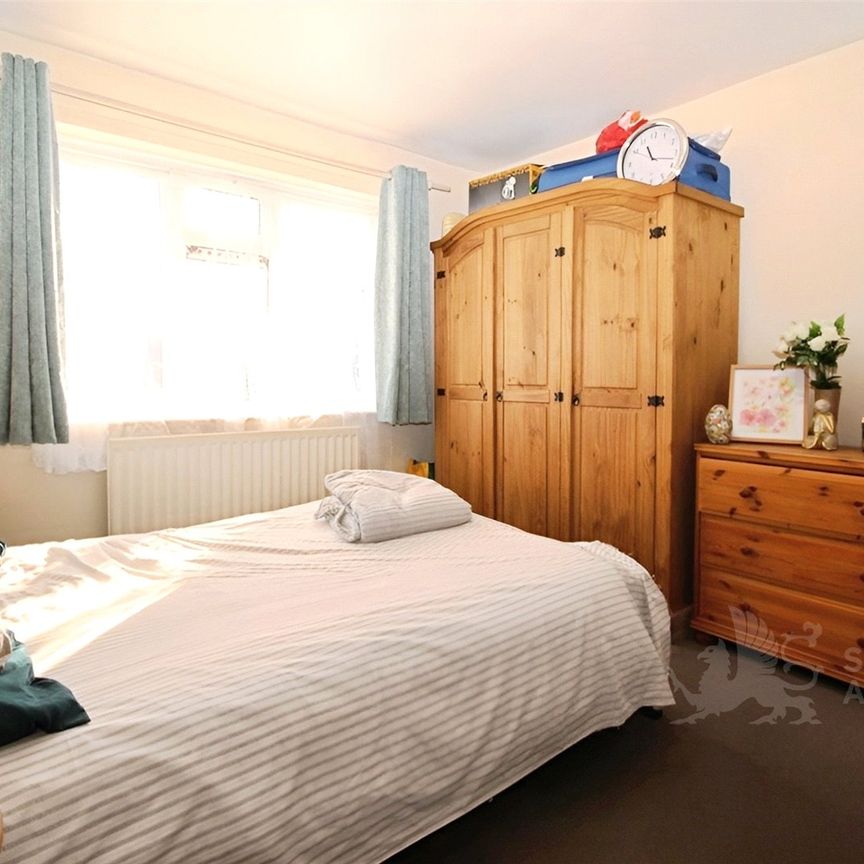 Applegarth Avenue, Guildford, Surrey, GU2 8LR - Photo 1