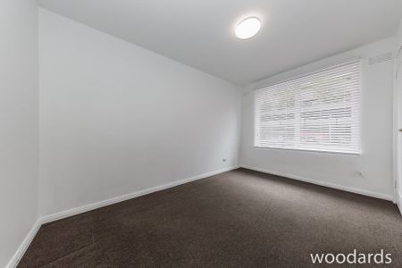 Freshly painted, spacious two-bedroom apartment - Photo 2