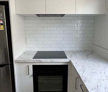 Newly refurbished large townhouse! - Photo 6